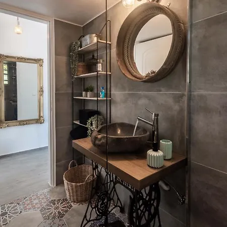 Maison Triantatria Plaka (Milos)