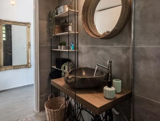 Maison Triantatria Plaka (Milos)